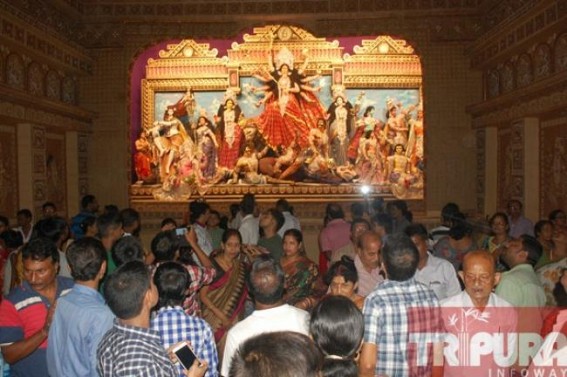 Devotees throngs puja pandal on Chaturthi night